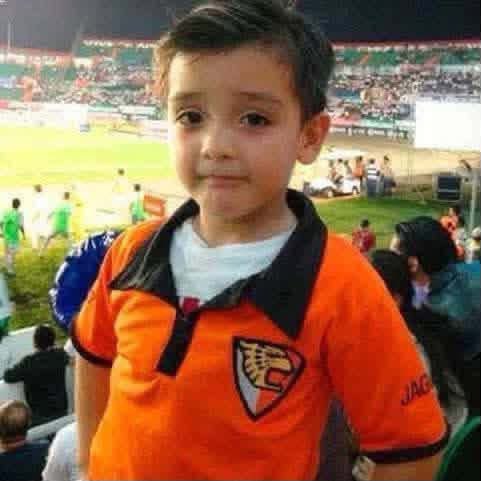 GenericoYoutber's tweet photo. @GxlDeLaTuka @laaaaazs Un morro de 17 amarró a tu selección mayor https://t.co/DHX4X0lRnv