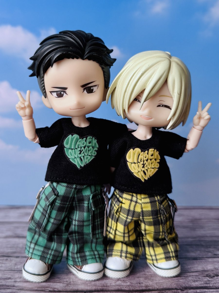 trafalgerpepo's tweet photo. 今日はオタベックとユーリそれぞれのお誕生日のちょうど真ん中にあたる日で界隈ではこれを「真ん中記念日」と名付けてお祝いしております㊗️🎂🤩🎉

毎年この日はハートモチーフのTシャツを2人にプレゼントしてるんですが今年は立体文字のハートTです💚💛おめでとう～❣️

#オタユリ真ん中記念日 https://t.co/FQMhb10KxL