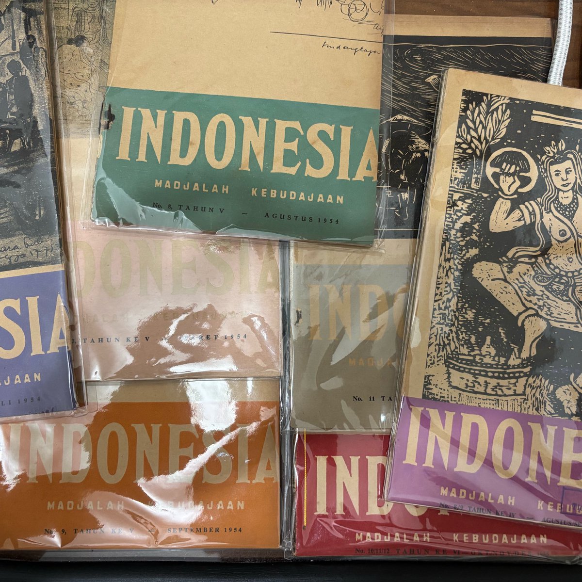 logos_id's tweet photo. Bulan kemarin keliling beberapa kota untuk mengakuisisi lebih dari 100 majalah langka yang mimin tak temukan di luar negeri.

Sekarang dalam proses digitalisasi juga!

Next, kita bikin Ensiklopedia Perempuan, Ensiklopedia Lekra, atau Ensiklopedia Tionghoa-Indonesia ya 👀 https://t.co/c1MAGqK2ea
