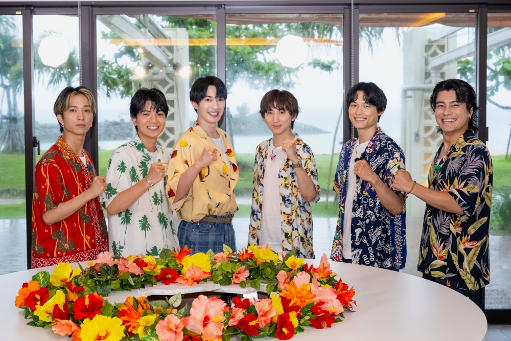 oricon's tweet photo. 📺️6SixTONES（シックスストーンズ）
⠀
SixTONES、“一生忘れられない”
最高の沖縄ツアーへ🌺
⠀
「芸能界No.1幹事」の超人気俳優が
沖縄でツアーを終えたばかりの6人を
サプライズ突撃＆全力おもてなし❗️
https://t.co/noI0jztbWD
⠀
#SixTONES https://t.co/z94sSc8WcK