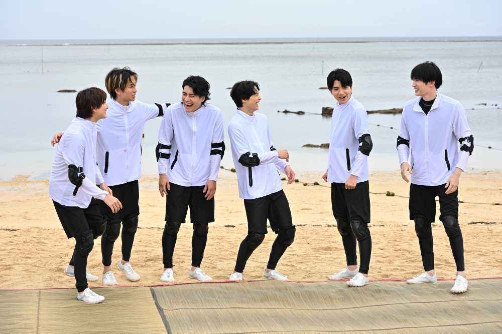 oricon's tweet photo. 📺️6SixTONES（シックスストーンズ）
⠀
SixTONES、“一生忘れられない”
最高の沖縄ツアーへ🌺
⠀
「芸能界No.1幹事」の超人気俳優が
沖縄でツアーを終えたばかりの6人を
サプライズ突撃＆全力おもてなし❗️
https://t.co/noI0jztbWD
⠀
#SixTONES https://t.co/z94sSc8WcK