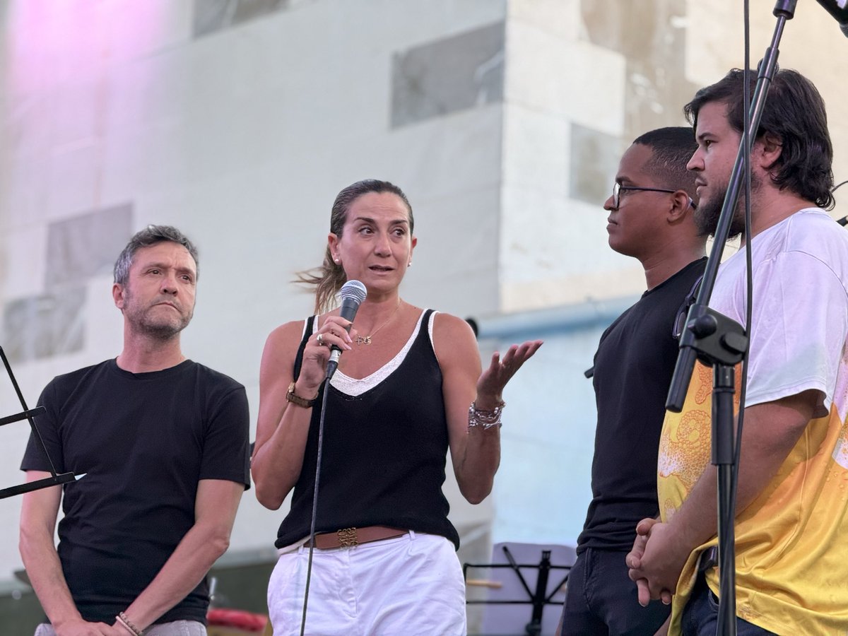 AytoArchena's tweet photo. 🎼La alcaldesa de Archena, @Patriciaflopez , acompañada de la concejal de Educación, @Isamelliza , ha asistido al concierto de fin de curso de Pop y Rock de la Escuela Municipal de Música, celebrado en los Jardines del Museo de Archena.

🎤Una cita muy especial en la que el talento local ha sido el gran protagonista, con las actuaciones de los grupos archeneros Tacones Verdes, Banda Ancha, Carmelon IA y Beautiful Zombies, que han demostrado todo lo aprendido durante el curso bajo la tutela de los instructores de percusión y guitarra eléctrica de la Escuela Municipal de Música.

El acto de apertura ha corrido a cargo de la alcaldesa de Archena, Patricia Fernández, quien ha dirigido unas palabras a los músicos participantes, felicitándoles por su esfuerzo, su evolución y su pasión por la música y por Antonio Campuzano, director del centro educativo musical.

👏¡Enhorabuena a todos los participantes por este magnífico concierto! #ArchenaEsCultura