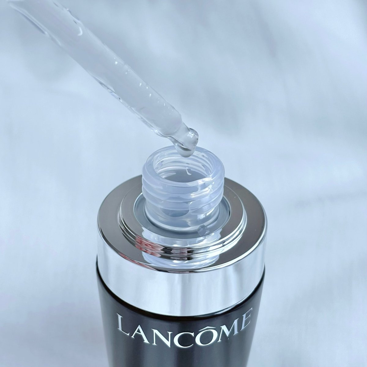 sgmtmocha's tweet photo. #PR #ランコム @lancomeofficial
洗顔後すぐに使用する導入美容液。
さらりとしたみずみずしい塗り心地で肌にスッと馴染んでくれるから次のスキンケアもスムーズ！
自動充填式スポイトで1回分の量を取り出せてしっとりべ夕つかない使い心地が◎！
レフィルありでリピしやすいのも嬉しい🌷 https://t.co/Iwt1aYV3px