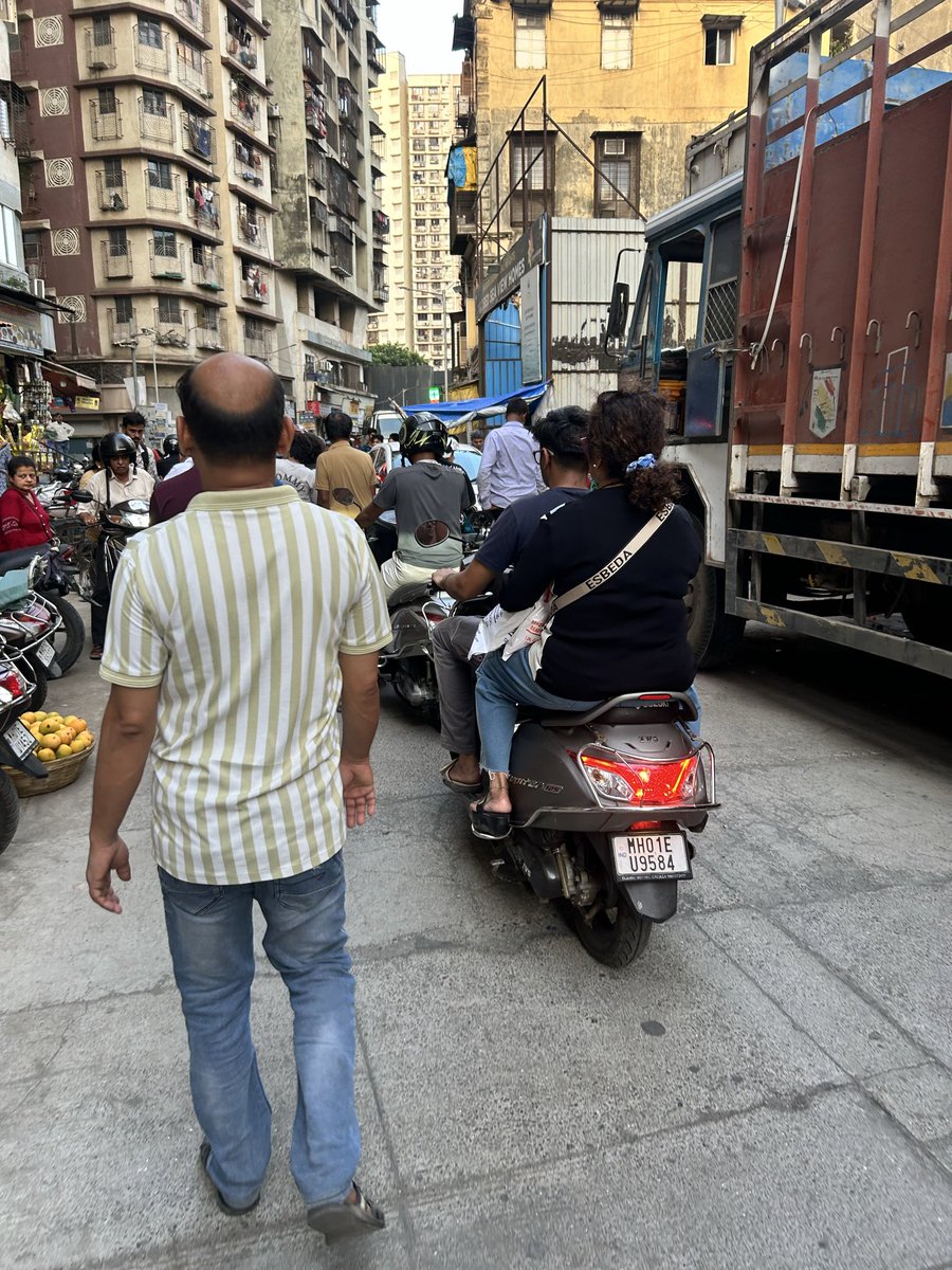 cleanmumbaiMH's tweet photo. मुंबई-०४, खाड़िलकर रोड, दादा महाराज बिल्डिंग व मयुरेश बिल्डिंगचा समोर कायम ट्रैफिक अस्त सग्ळ्यात मुख्य कारण येथे डबल पार्क केलेल्या गाड्या व बांधकामाचा गाड्या आहेत. कृपया यावर योग्य ती करवाई करा 
@mybmc @MTPHereToHelp @mybmcWardD - रस्त्यवर मोठे खड़े आहेत, एक्सीडेंट होउ शक्तात https://t.co/CW2b7KKlen