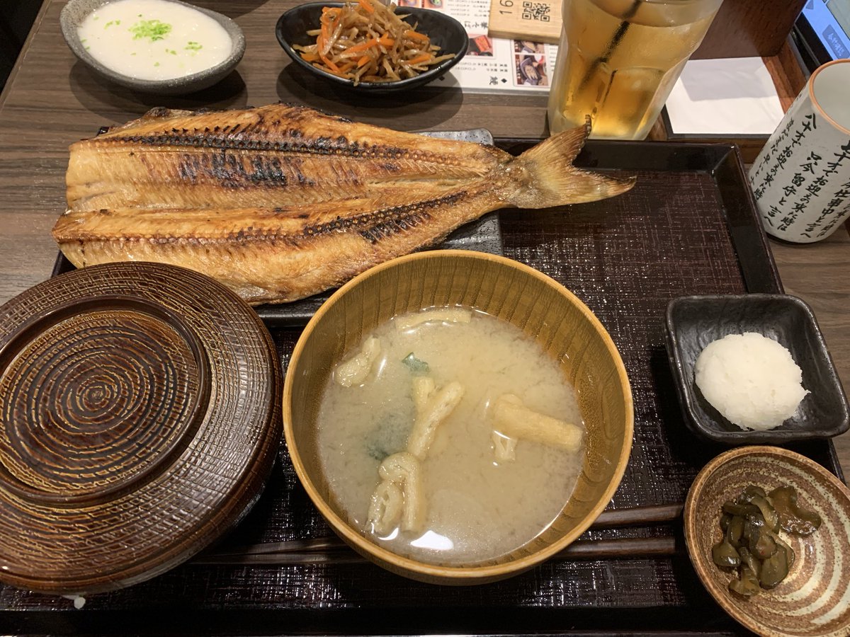 chiruko0320's tweet photo. 先日日曜日
桃を求めて和歌山に行ってきました🚗³₃🍑
白鳳もも 箱で…
厳重に1個ずつ包んで冷蔵後に
まだ4個残ってる

風邪ひいちゃって体調イマイチで
道の駅で買ってきた
とうもろこし🌽もまだ食べれてなくて
紅はるかも
せっかくレンジで焼き芋作れる袋？買ってもらったのに
まだ食べれてない

桃はまた1個ずつ
夕飯後に食べる予定

和歌山では海南まで足延ばして
遅めのお昼ご飯にしんぱち食堂で
ほっけ食べてきました

#おそとごはん
#和歌山
#白鳳もも
#しんぱち食堂