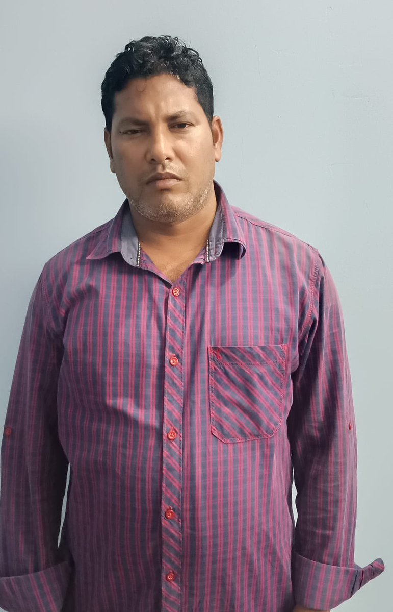 NaxatraNewsOdia's tweet photo. ଦୁଇ ଯନ୍ତ୍ରୀ ଗିରଫ। କନ୍ଧମାଳ ଜିଲ୍ଲାର କୋଟଗଡ଼ ବ୍ଲକର ଦୁଇ ଯନ୍ତ୍ରୀ ପ୍ରଶାନ୍ତ ପାତ୍ର ଓ ପ୍ରଫୁଲ୍ଲ ବେହେରା ଗିରଫ। ମନରେଗା ସ୍କିମରେ ୪୨ଲକ୍ଷ ଟଙ୍କା ହେରଫେର ମାମଲାରେ ବାନ୍ଧିଲା ଭିଜିଲାନ୍ସ। ସହକାରୀ ଯନ୍ତ୍ରୀ ପ୍ରଶାନ୍ତ ପାତ୍ର ଓ କନିଷ୍ଠ ଯନ୍ତ୍ରୀ ପ୍ରଫୁଲ୍ଲ ବେହେରା।
#arrest #twoengineers #kotagarhblock #kandhamal #MGNREGS #Fraud #42lakhs