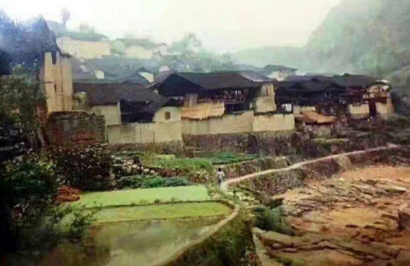 HeySeaFujian's tweet photo. No paved roads, running , water,  stable income, or permanent township office — that was Xiadang Township, Ningde, in the 1980s.
Today it thrives with tourist trails, tea plantations and homestays.
This is what "leaving no one behind" looks like in Fujian. 🌿

#CPC105 #Ningde https://t.co/Ntblv5SF6q