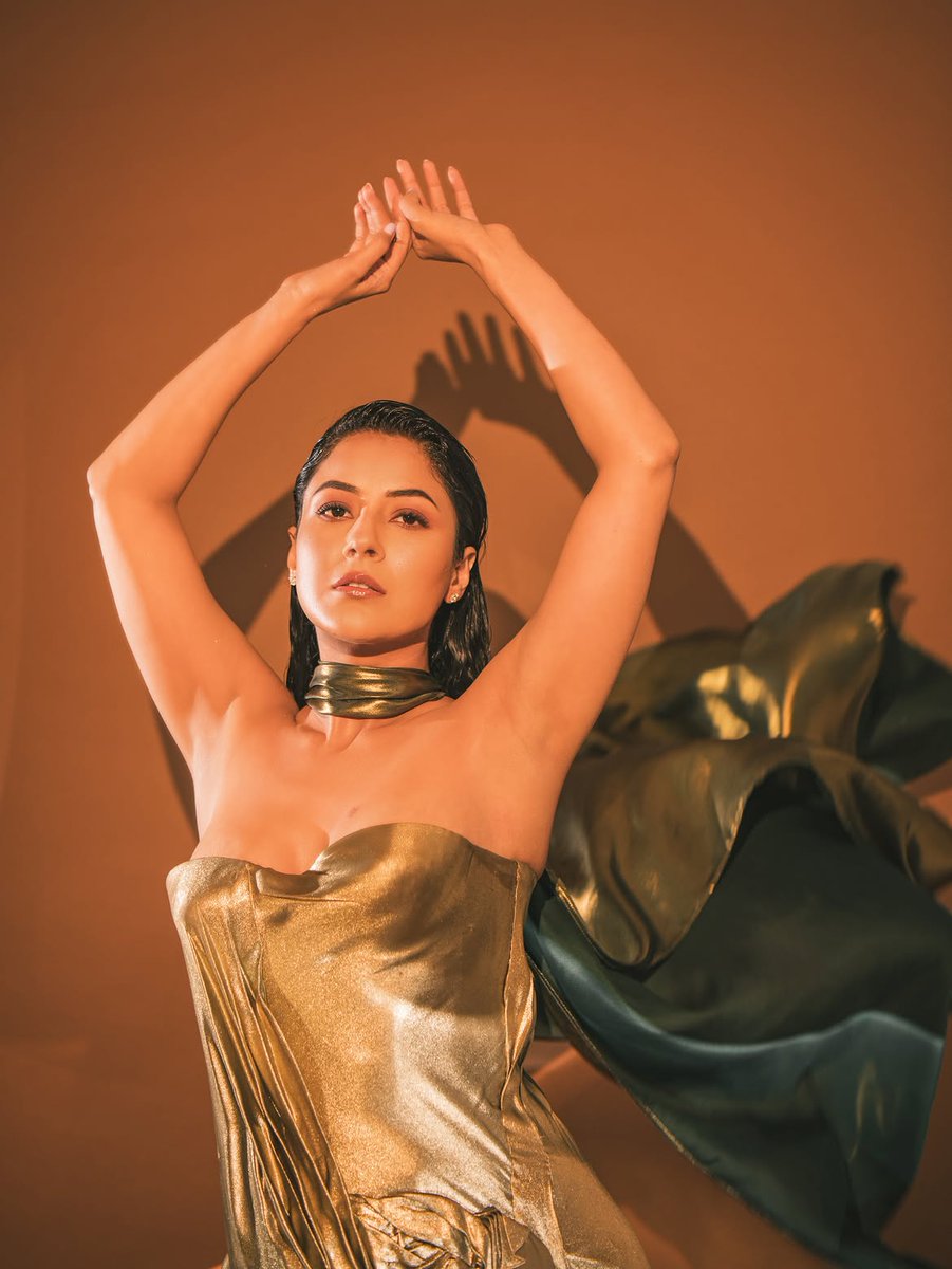 MissMalini's tweet photo. Golden girl energy! ✨ 

#ShehnaazGill was all things glam and glitter at the Iconic Gold Awards. 💛

#MissMalini https://t.co/DTnAn3XOSW