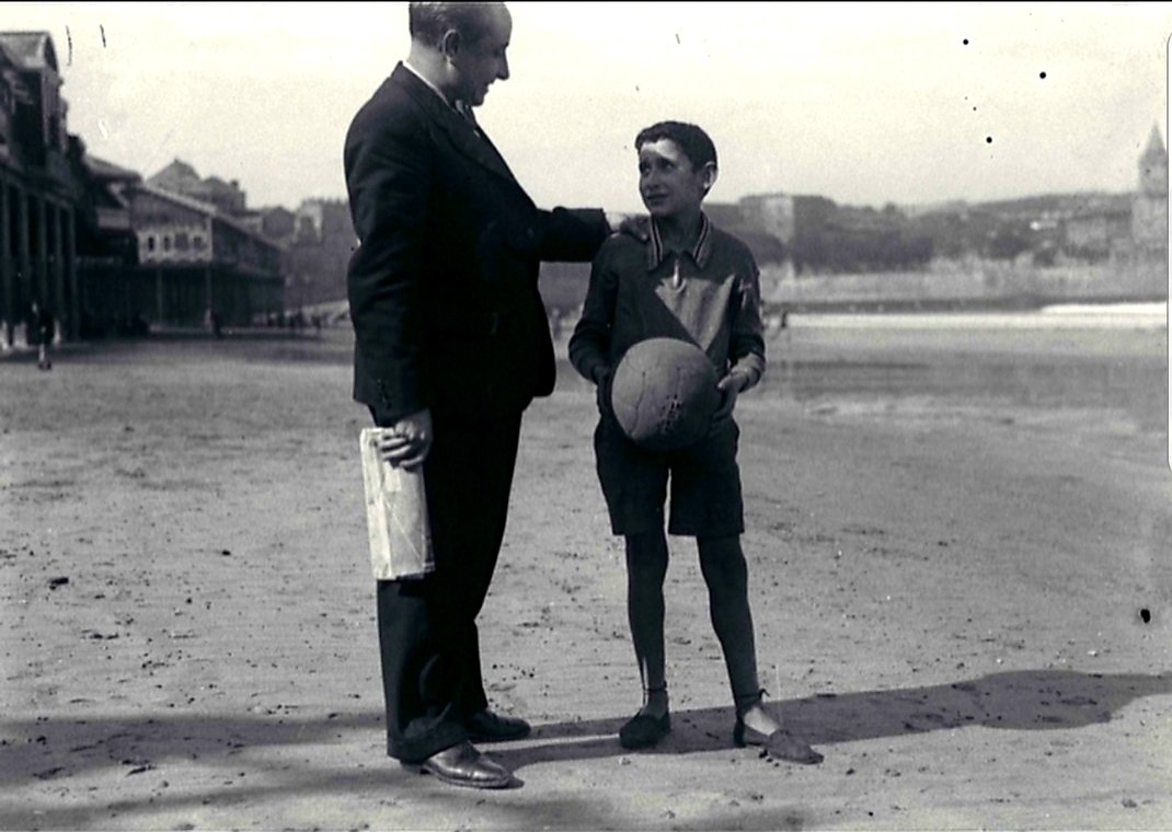 ULTRASGIJON's tweet photo. 1 de Julio 1905.

1️⃣2️⃣1️⃣ años de una pasión inexplicable. De una lealtad inexpugnable. De un amor interminable.

Gijón, Mareo y El Molinón:
REAL SPORTING DE GIJÓN.
#OrgulloPasionYTradicion 🔴 ⚪️ https://t.co/HzM1lsM7bv