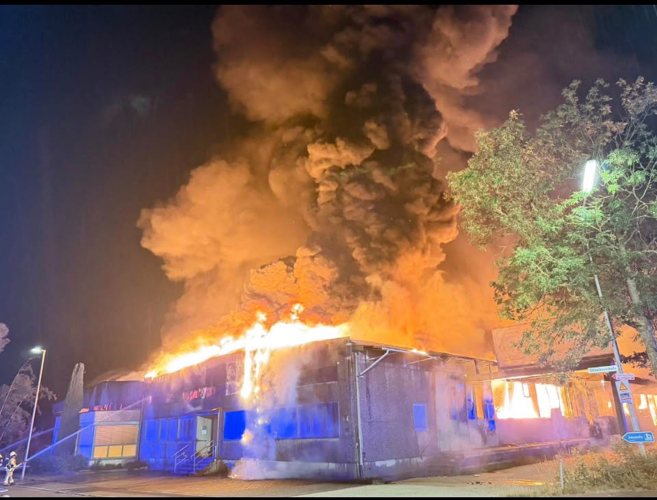 DeutschlandLuf's tweet photo. Erster Einsatz für das LUF60 der Fa. Bauer Hermes Fullfilment bei einem Lagerhallenbrand in Lichtenfels #luf60 #luf300 #lufnano #luflog #lufcrv #pb200 #lufgp7000 #feuerwehr #vfdb #dfv #löschroboter #löschunterstützungsfahrzeug #einsätze #brand #baur #altenkunstadt #lichtenfels https://t.co/RcaHvnrir6