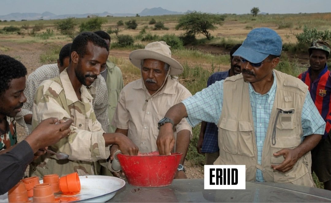 eri_id_'s tweet photo. President Isaias Afwerki 🇪🇷

A revolutionary leader does not place himself above his people he stands with them.

President Isaias Afwerki sharing a meal with ordinary citizens and the soldiers who safeguard Eritrea reflects a leadership rooted in sacrifice, humility, and service to the nation.

The strongest leaders never forget who they serve.

The people first. Always.

#Eritrea #IsaiasAfwerki #Leadership #NationalUnity #SelfReliance 🇪🇷