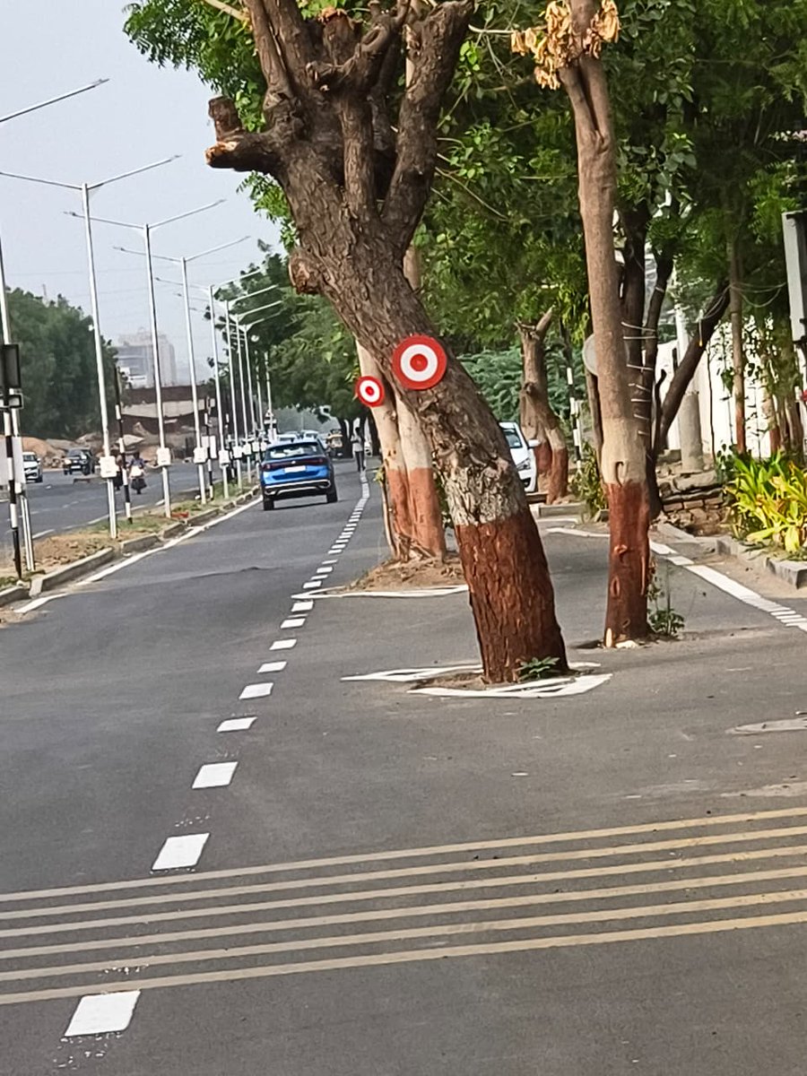 pillappan's tweet photo. @VoiceOfGota @NHAI_Official @nitin_gadkari @MORTHIndia @NHAIROGujarat @AmdavadAMC @AMCommissioner @RnBGujarat @Bhupendrapbjp @CMOGuj Why can't this kind of solution be worked out for the small stretch of road in front of GIDR? Also it is now 2 months since garden dept was approached for trees. Till date no progress is seen on the site. Seems the normal case of passing the buck to other dept to avoid hard work https://t.co/7I8X8n6ece