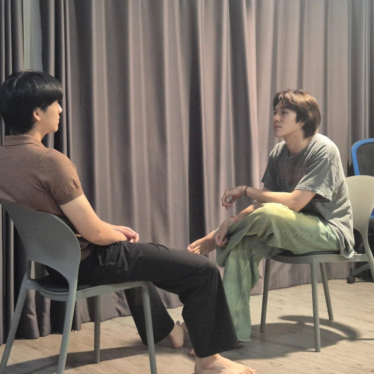 Patch_PK's tweet photo. คือมารู้ทีหลังว่าช่วง สิงหา-ตุลา พี่ดาราเวิร์คช็อปกันหนักมาก กว่าจะเป็นนิรันดร์พีทก็เวิร์คช็อปกันมาเป็น 10 ครั้ง ช่วงนั้นก็เลยเงียบกันสุดๆ แม้ว่าจะเจอกันแทบทุกวัน ขอบคุณที่วันนั้น(น่าจะวันนั้นแหละมั้ง)เลือกมาลงรูปให้ดูว่าเจอกันนะคับ ต่อลมหายใจได้จริงๆ https://t.co/fDIeVvpewJ
