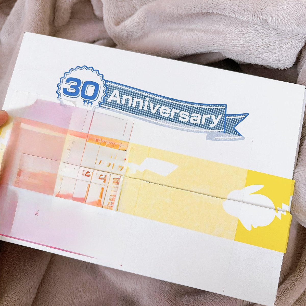 sattsuman's tweet photo. ポケセンから荷物が届き、ステッカー誰だろうかと思って開けたんだけど、蓋の幅狭な方に貼られておったようでカッターの線が入ってしまった🥹
悲しみのトルネロス☁️
いや、ある意味当たり引いたという事にしておく！！！

#キミにあえた　#トルネロス https://t.co/iNomoKMA93