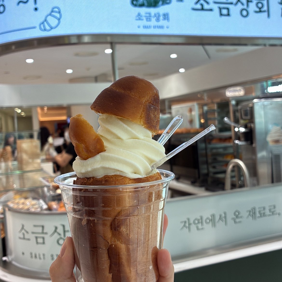 akr___689's tweet photo. 【6/27 🇰🇷ワーホリ78日目】
タイムズスクエアにお出かけしてきました！塩パンアイスクリームがあったので気になって食べてみた🍦美味しかったです🥹彼氏の仕事の休みに合わせて今後はお出かけが土日メインになるので土日を楽しみに日々頑張る😌
#韓国ワーホリ #akrワーホリ日記 https://t.co/aWDLmAfUnd