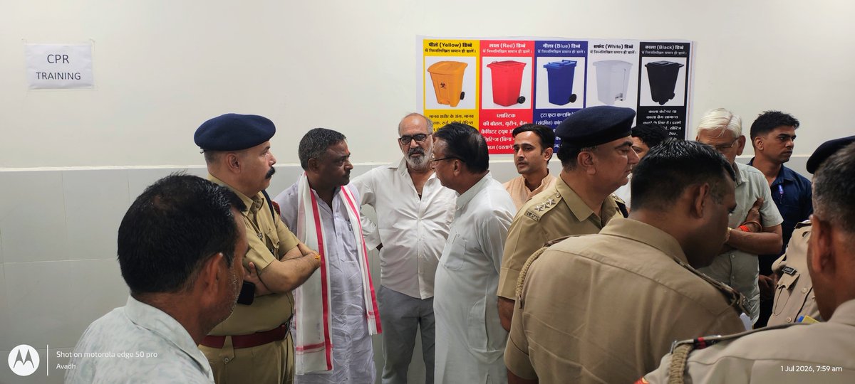 bhagchandtankda's tweet photo. दिल्ली–मुंबई एक्सप्रेस-वे पर आज हुए दर्दनाक सड़क हादसे में घायलजनों से दौसा जिला चिकित्सालय पहुंचकर उनकी कुशलक्षेम जानी तथा चिकित्सकों से उनके स्वास्थ्य की जानकारी ली।

इस दौरान अधिकारियों को घायलों के उपचार में किसी भी प्रकार की कोताही न बरतने के निर्देश दिए। https://t.co/1o9QgX18z6