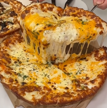 buriburi_radar's tweet photo. 영업기밀 털린 노모어 피자

파파존스나 도미노 피자를 시킬 때

"아니 이젠 3만 원이 넘는다고?"
하며 항상 포기해 버리게 되는데

냉동 피자를 시키려 해도 
렌지로 돌린 피자는 퍽퍽하고 질겨 대부분 실망한다는 거

하지만 의지의 한국인들은 
모든 문제를 해결한 납품 업체를 찾아버렸고 
이곳은 특이하게 도우만 띨롱 보내는 곳이었음

"사 먹는 이유가 귀찮아서인데 지금 만들어 먹으라고?"
라고 할 수 있지만 

이는 피자 생지일 경우 그런 거였고 
이 도우는 화덕에서 구운 그대로 얼려져서 
렌지나 후라이팬, 에프에 띨롱 올려놓고 토핑만 뿌리면 끝이라고 하는데

공기층을 머금어 집에서도 
겉바속쫀이 가능했고 한 판에 4,000원이라는 합리적인 가격으로 극찬을 받았다고 함

그런데 가끔 

"아 토핑도 가성비 싹싹김치 없나?" 
라는 사람도 있는데

집앞 편의점에서 시판 소스랑 치즈만
사버리면 되는 거였고 
반대로 이탈리아 유학생이 되고 싶으면 
짭짤하니 감칠맛 나는 페퍼로니와 토마토퓨레, 바질만 사올려도 가게에서 먹던 그 맛을 느낀다고 ㅇㅇ