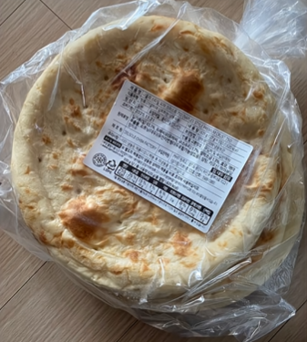 buriburi_radar's tweet photo. 영업기밀 털린 노모어 피자

파파존스나 도미노 피자를 시킬 때

"아니 이젠 3만 원이 넘는다고?"
하며 항상 포기해 버리게 되는데

냉동 피자를 시키려 해도 
렌지로 돌린 피자는 퍽퍽하고 질겨 대부분 실망한다는 거

하지만 의지의 한국인들은 
모든 문제를 해결한 납품 업체를 찾아버렸고 
이곳은 특이하게 도우만 띨롱 보내는 곳이었음

"사 먹는 이유가 귀찮아서인데 지금 만들어 먹으라고?"
라고 할 수 있지만 

이는 피자 생지일 경우 그런 거였고 
이 도우는 화덕에서 구운 그대로 얼려져서 
렌지나 후라이팬, 에프에 띨롱 올려놓고 토핑만 뿌리면 끝이라고 하는데

공기층을 머금어 집에서도 
겉바속쫀이 가능했고 한 판에 4,000원이라는 합리적인 가격으로 극찬을 받았다고 함

그런데 가끔 

"아 토핑도 가성비 싹싹김치 없나?" 
라는 사람도 있는데

집앞 편의점에서 시판 소스랑 치즈만
사버리면 되는 거였고 
반대로 이탈리아 유학생이 되고 싶으면 
짭짤하니 감칠맛 나는 페퍼로니와 토마토퓨레, 바질만 사올려도 가게에서 먹던 그 맛을 느낀다고 ㅇㅇ