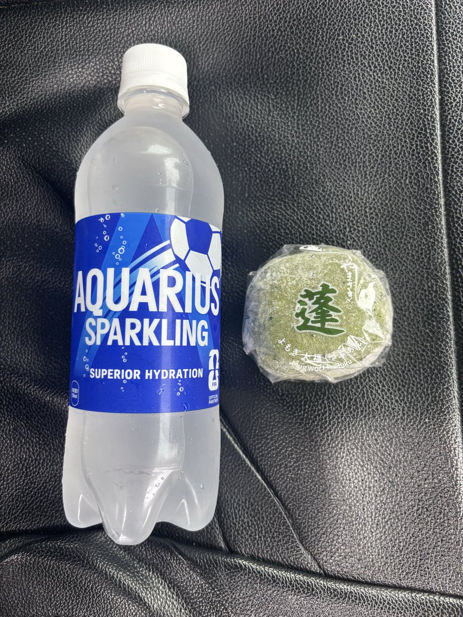 oniisanhyougaki's tweet photo. 27℃程度なのに今日は暑い🥵ちょっと休憩です。

まったりな甘い飲み物は苦手で、アクエリアスとか無理して飲む感じだったけど、スパークリングならまったり感なくて飲みやすい👍 https://t.co/cnmyZJ6uI3