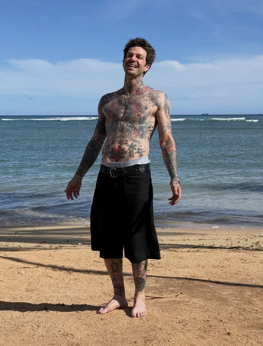 thenbhdfiles's tweet photo. Jesse Rutherford in Hawaii. 🌺🌴🌺 https://t.co/cxjXj6kF62