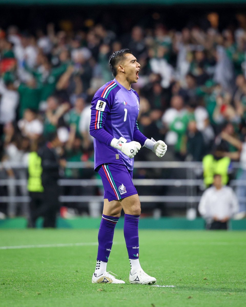 Chivas's tweet photo. 39' 🧤 ¡EL MEJOR PORTERO DE MÉXICO! 

ENORME ATAJADA DE @RangelRaul1 PARA SALVAR A MÉXICO 🇲🇽 https://t.co/OC5HHrKCqS