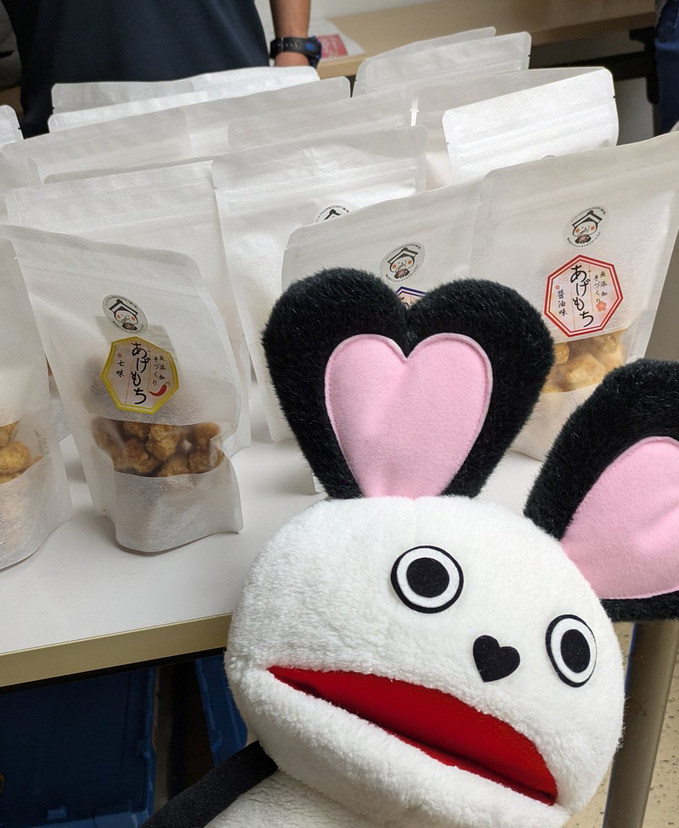 NiceHeart_TCG's tweet photo. ６月26日（金）「＃とちぎナイスハートバザールinあしぎん」を開催🌂🐌

今回は ＃手仕事工房そら さん、＃ハートフルふきあげひよしの杜事業所 さん、＃就労支援あんと さんが出店したよ✨

＃株式会社足利銀行 さん、毎年、行員さん向けの販売会へのご協力ありがとうございまチュウ❣

＃栃木県情報 https://t.co/nVQEvD7y0u