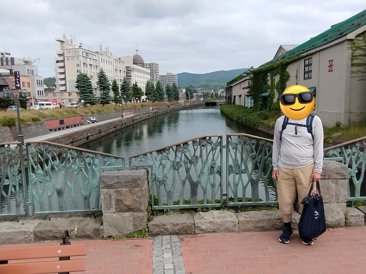 arikatou72's tweet photo. 南小樽から小樽まで歩いてみた
営業前の定番観光スポットは地元の方が行き交う程度の日常空間
大定番の小樽運河撮影スポットも早起きの同輩がチラホラ
シャッター押しを頼まれたから
お返し撮影してもらいました https://t.co/4ekCcpyILT