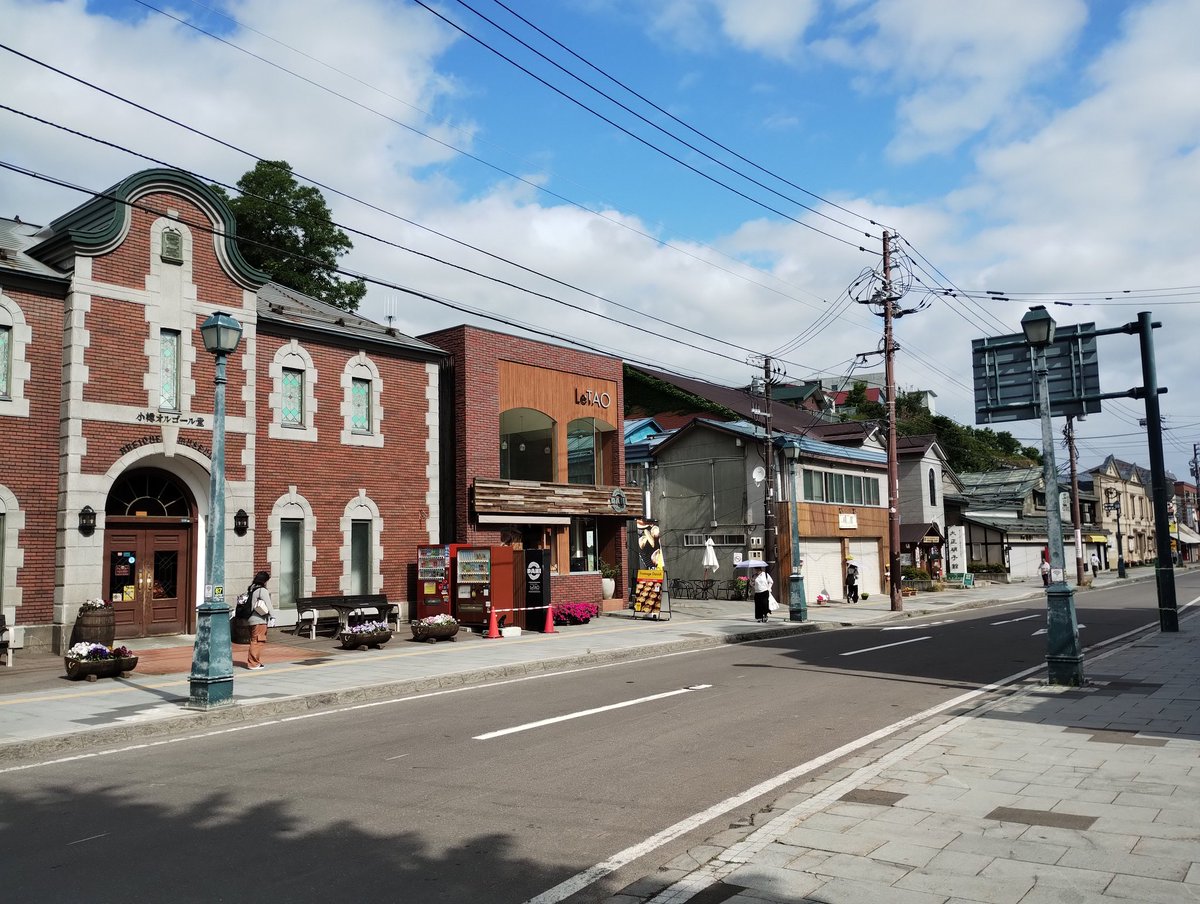 arikatou72's tweet photo. 南小樽から小樽まで歩いてみた
営業前の定番観光スポットは地元の方が行き交う程度の日常空間
大定番の小樽運河撮影スポットも早起きの同輩がチラホラ
シャッター押しを頼まれたから
お返し撮影してもらいました https://t.co/4ekCcpyILT