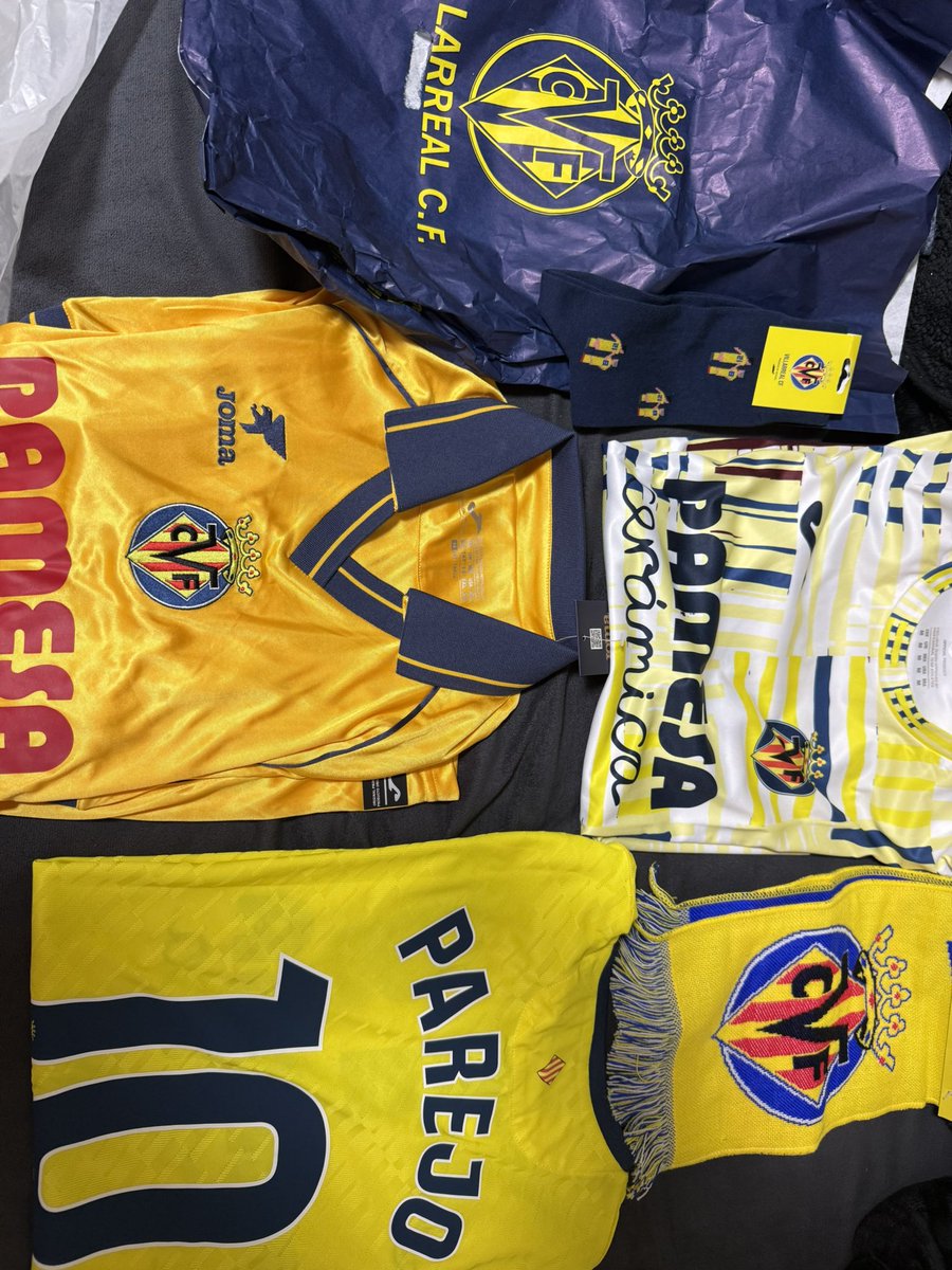 fuujitan's tweet photo. ビジャレアルユニ届いたー！！
かっこいい！！
#villarreal https://t.co/jmYgW9UONb