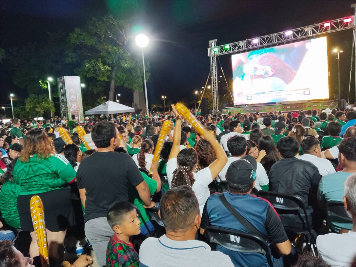 MMestizaje's tweet photo. Miles de chetumaleños se dieron cita en la Explanada de la Bandera para disfrutar del #FutFest, donde vivieron un ambiente de fiesta, convivencia y pasión por el fútbol, alentando a la Selección Mexicana en una jornada llena de emoción y entusiasmo. https://t.co/UG8hX9A3lJ