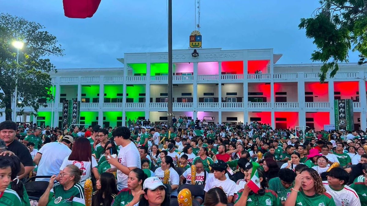 MMestizaje's tweet photo. Miles de chetumaleños se dieron cita en la Explanada de la Bandera para disfrutar del #FutFest, donde vivieron un ambiente de fiesta, convivencia y pasión por el fútbol, alentando a la Selección Mexicana en una jornada llena de emoción y entusiasmo. https://t.co/UG8hX9A3lJ