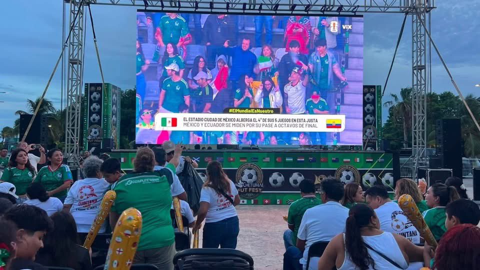 MMestizaje's tweet photo. Miles de chetumaleños se dieron cita en la Explanada de la Bandera para disfrutar del #FutFest, donde vivieron un ambiente de fiesta, convivencia y pasión por el fútbol, alentando a la Selección Mexicana en una jornada llena de emoción y entusiasmo. https://t.co/UG8hX9A3lJ