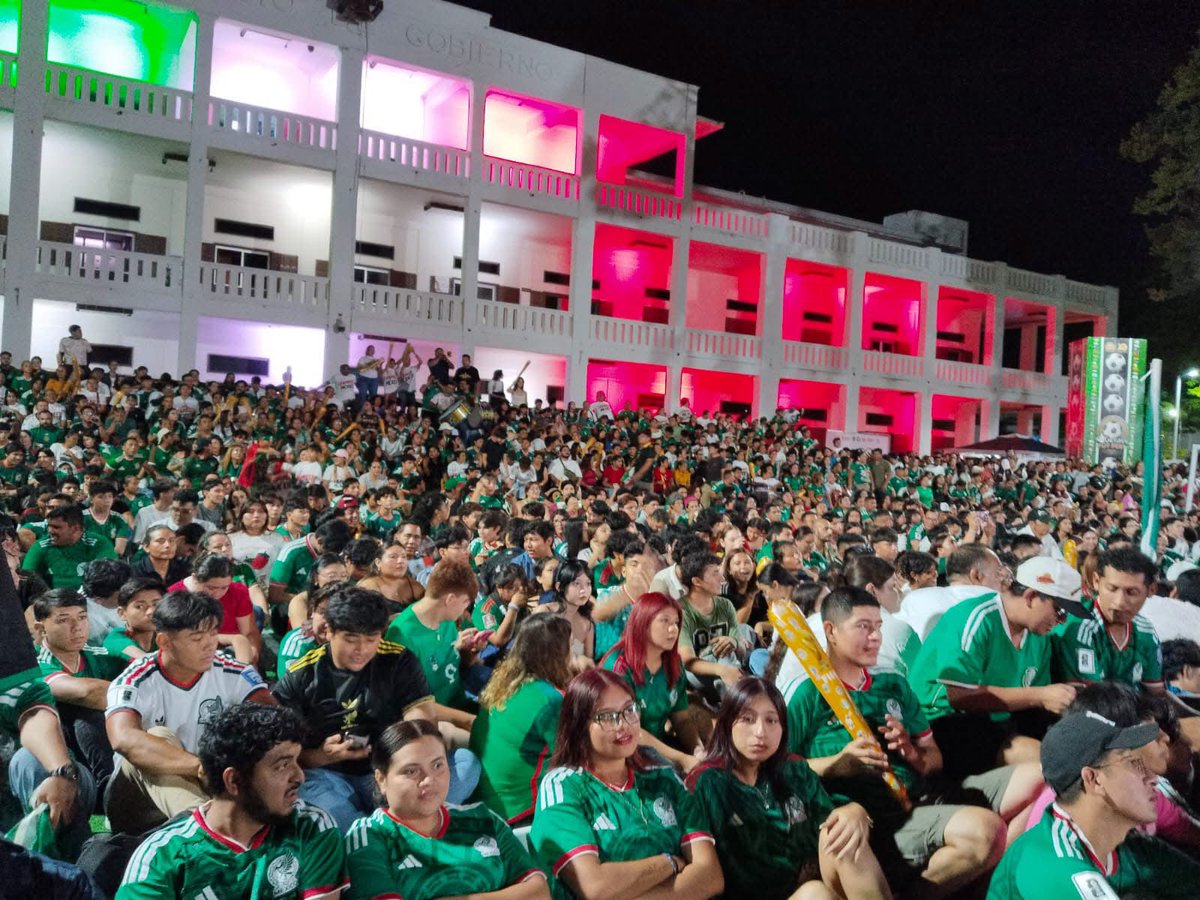 MMestizaje's tweet photo. Miles de chetumaleños se dieron cita en la Explanada de la Bandera para disfrutar del #FutFest, donde vivieron un ambiente de fiesta, convivencia y pasión por el fútbol, alentando a la Selección Mexicana en una jornada llena de emoción y entusiasmo. https://t.co/UG8hX9A3lJ
