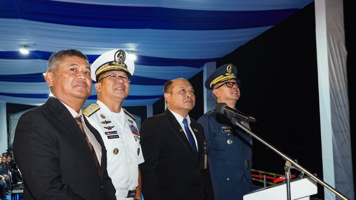 KERIS_BACKUP's tweet photo. Sementara itu, Flag Officer in Command Philippine Navy, Vice Admiral Jose Ma Ambrosio Q. Ezpeleta, menyampaikan apresiasi atas profesionalisme PT PAL serta menegaskan bahwa kapal ini akan memperkuat kemampuan PH Navy dalam mendukung operasi militer maupun misi kemanusiaan. https://t.co/wQjqkaOowG