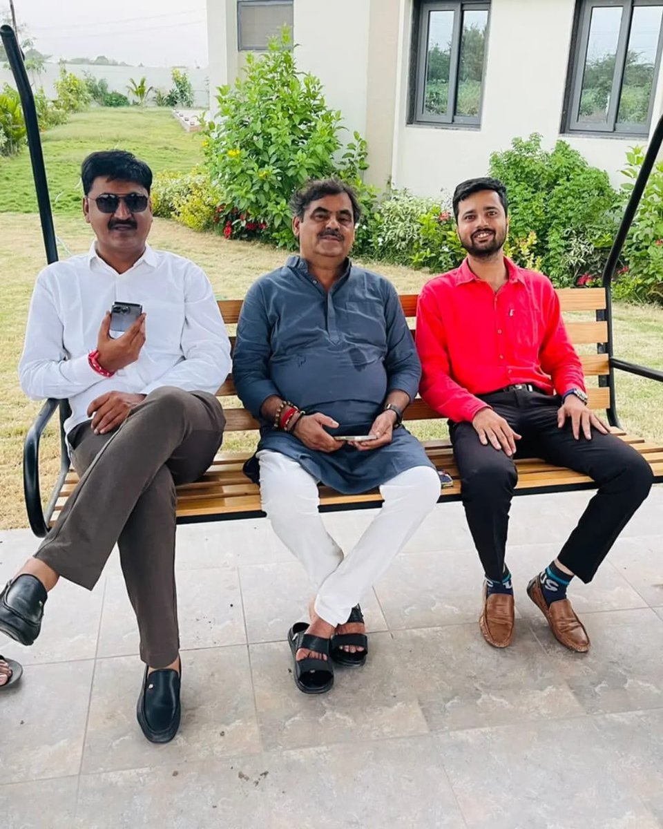 ksvadhvana2's tweet photo. ભારતીય જનતા પાર્ટી ના પ્રદેશ કિશાન મોરચા ના ઉપાધ્યક્ષ ગુજરાતના હજારો યુવાનોના હૃદયમાં આગવું સ્થાન ધરાવતા, ગૌભક્ત અને જનસેવક શ્રી @isureshvasara જી ને જન્મદિવસ નિમિત્તે હાર્દિક શુભકામનાઓ.💐
#BJPGujarat #happybirthday 
@BJP4Gujarat https://t.co/yif5T0Idrb