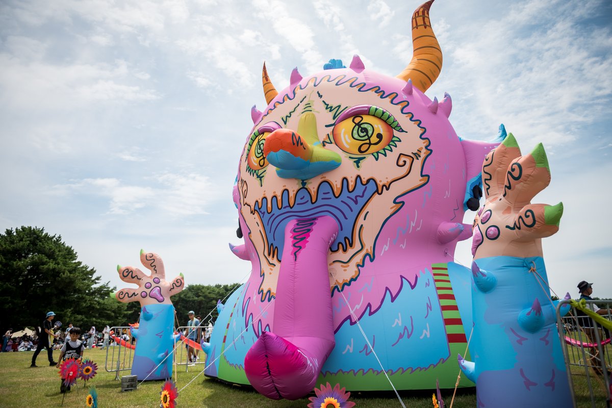 luckyfm_fes's tweet photo. ||◤ LuckyFes’26 アート情報解禁✨◢||

独自の世界観で注目のアーティスト・快歩（KAIHO）氏が、3年連続でアート領域のクリエイティブディレクターとして参加決定！

会場には、快歩氏が考案した12種類の「ラッキーモンスター」が、大きなバルーンや着ぐるみで出現👾✨
音楽だけでなく、アートも楽しめるテーマパークのような空間をお届けします🎨

ライブの合間に、ぜひラッキーモンスターを探してみてください📸
ラキモングッズの販売も決定👕

詳細はこちら👇
https://t.co/GEvX4so6ro
@kaiho_frog　#LuckyFes