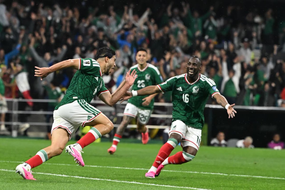 Milenio's tweet photo. 🗣️🇲🇽 ¡GOOOOL! ¡JIMÉNEZ MARCA SU SEGUNDO EN EL MUNDIAL!

Raúl rompe en llanto tras colgarla al ángulo y anotar el tanto que nos tiene ganando 2-0 ante Ecuador, con medio pie en los octavos de final.

¡SÍ, SÍ Y SÍ PODEMOS SOÑAR!
📸 Ariana Pérez para MILENIO https://t.co/8EMiiQNg1U