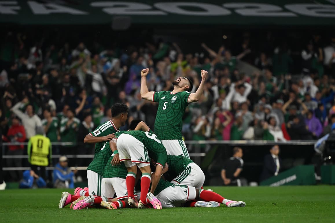 Milenio's tweet photo. 🗣️🇲🇽 ¡GOOOOL! ¡JIMÉNEZ MARCA SU SEGUNDO EN EL MUNDIAL!

Raúl rompe en llanto tras colgarla al ángulo y anotar el tanto que nos tiene ganando 2-0 ante Ecuador, con medio pie en los octavos de final.

¡SÍ, SÍ Y SÍ PODEMOS SOÑAR!
📸 Ariana Pérez para MILENIO https://t.co/8EMiiQNg1U