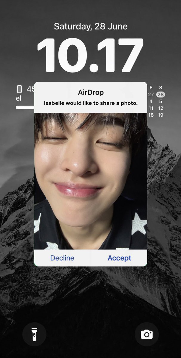 jyoride's tweet photo. hyeonkeon au.

kala (kh) borrowed his friend’s phone to take a photo during a school seminar. when it was supposed to be airdropped to him, it accidentally ended up in saviel’s (sh) gallery instead. https://t.co/ZrhAXVNKN6