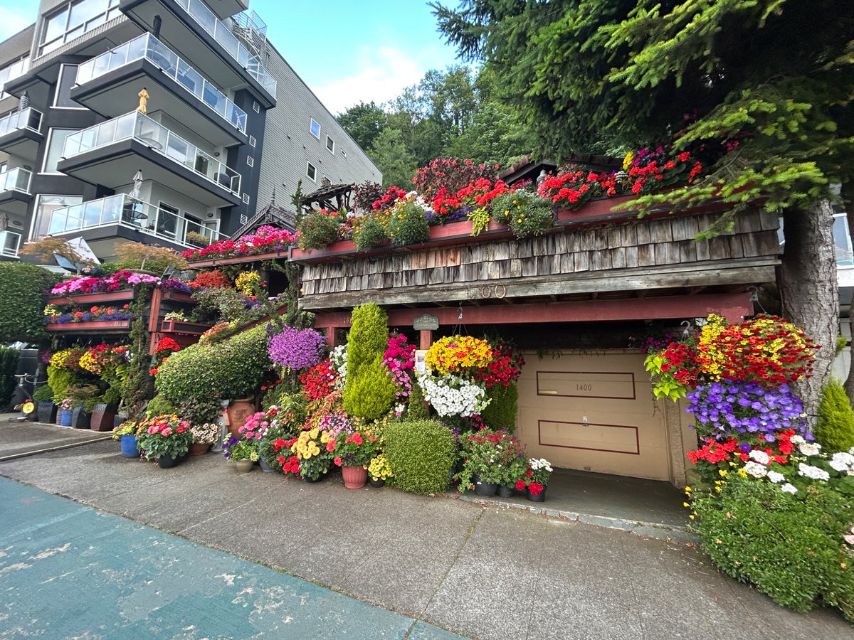 seattleiminyou's tweet photo. The Flower House at Alki Beach https://t.co/phPhWjFxGg