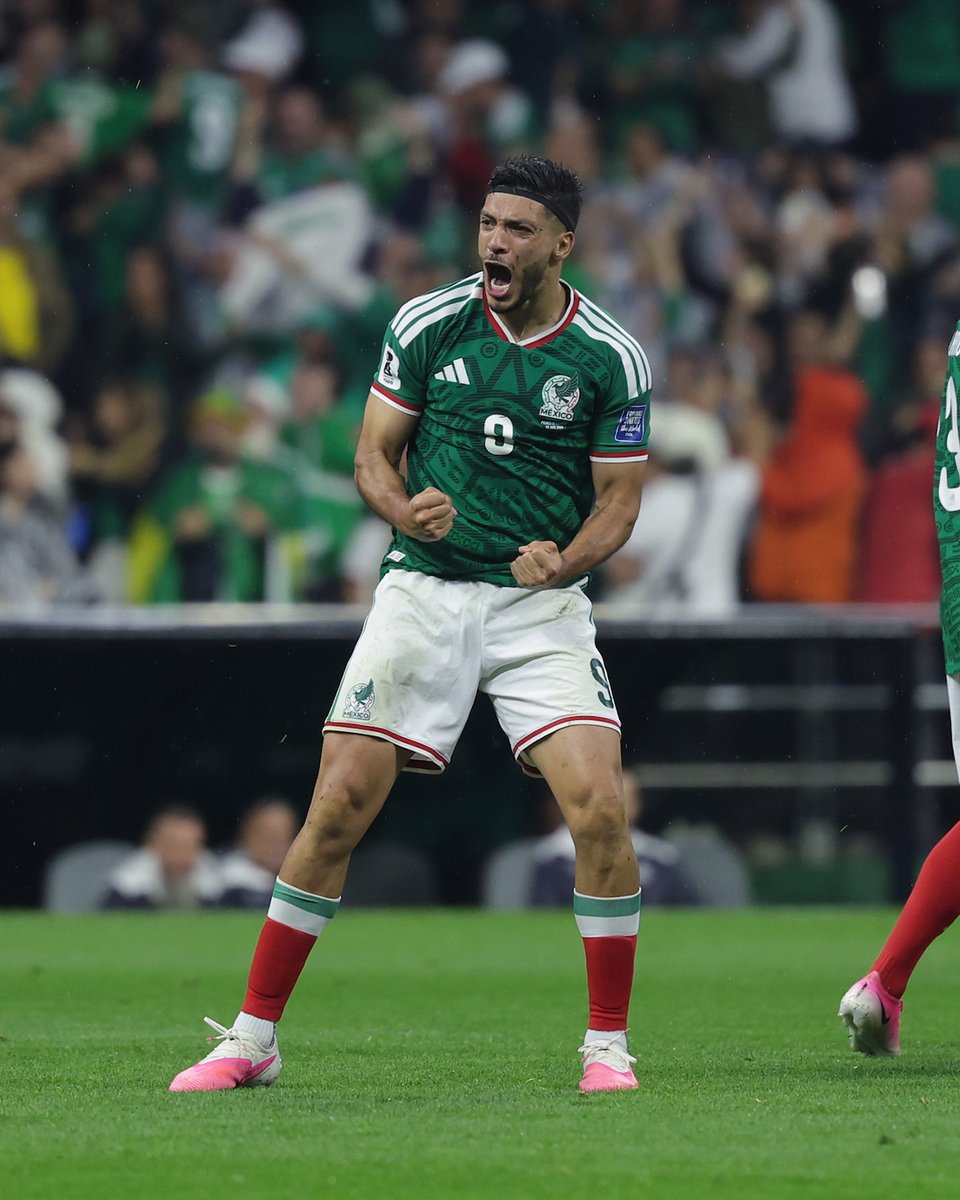miseleccionmx's tweet photo. RAÚL 💚 JIMÉNEZ 🤍 LOBO ❤️ 

#SomosMéxico https://t.co/7ZKZCqILfB