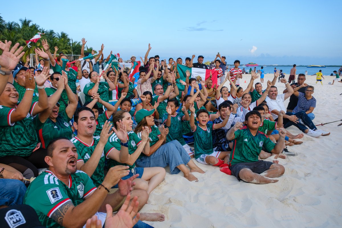GobQuintanaRoo's tweet photo. La emoción se vive con fuerza en todos los #FutFest del #CaribeMexicano, donde familias y afición celebran unidas este gran momento de nuestra selección. 🙌🏽🔥
¡Vamos México, sigamos alentando con todo!
#SomosMéxico https://t.co/qnXMvRj06w