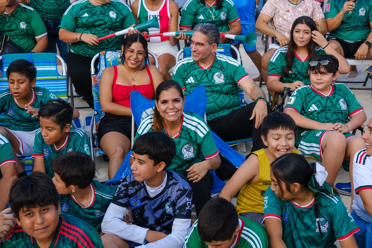 GobQuintanaRoo's tweet photo. La emoción se vive con fuerza en todos los #FutFest del #CaribeMexicano, donde familias y afición celebran unidas este gran momento de nuestra selección. 🙌🏽🔥
¡Vamos México, sigamos alentando con todo!
#SomosMéxico https://t.co/qnXMvRj06w