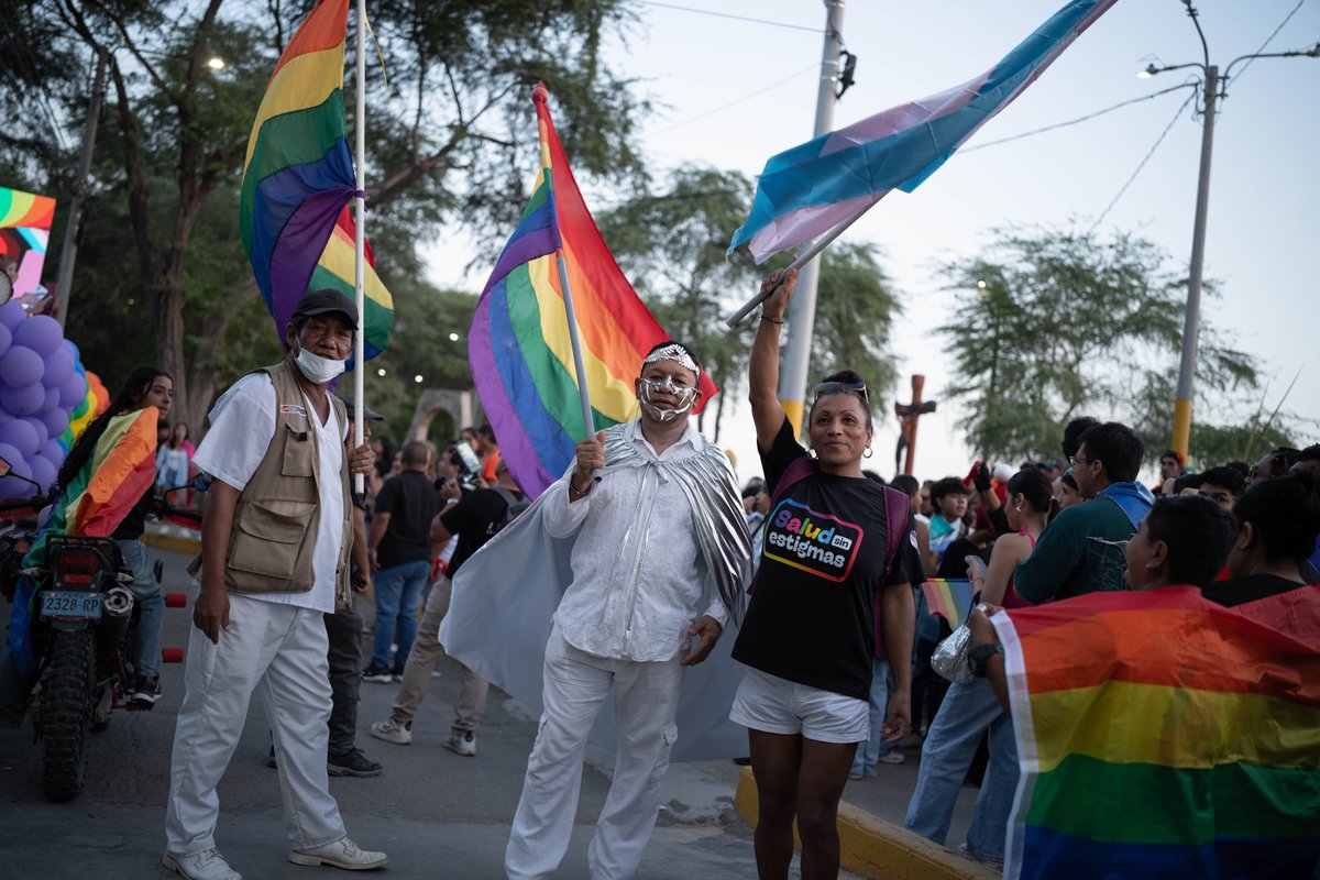 OrgulloPiura's tweet photo. Una jornada que llenó nuestras calles de comunidad, familia, orgullo y dignidad. 🌈 (2/3)

#Orgullo #Piura #LGBTIQ

Fotos: Wilson Siancas (@diciembro) y Mariana @marianaruedavidate https://t.co/k3YtX84VZU