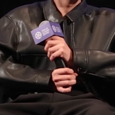 riwoosgirl's tweet photo. since we’re on the subject… hands size difference… okay sorry https://t.co/CfPCjPzIzS