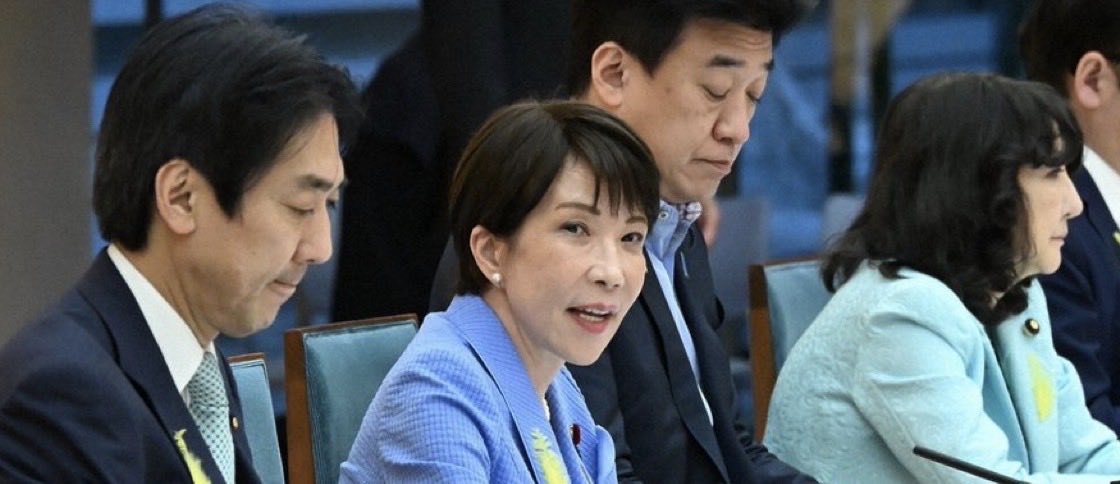 cobta's tweet photo. 高市首相は、防衛増税/皇室典範改正/スパイ防止法/国旗損壊罪/改憲のための国民投票法改正/高額医療費制度改悪/OTC薬保険はずし…国民の望まないことばかりスピーディに決めて、石破政権で決まっていた「最低賃金1500円」は2030年代後半へと先延ばししてしまうのはなぜですか？誰のための政治ですか？ https://t.co/JA3FmihUiK