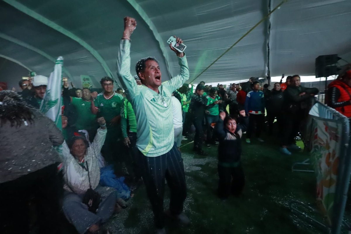 CdeAbastoCDMX's tweet photo. 🔥 ¡GOOOOOL DE MÉXICO! ¡Y VAN DOS! 🇲🇽⚽
¡El Tri ya lo gana 2-0 contra Ecuador!
Se está viviendo con todo en el Festival Futbolero del Parque Deportivo CEDA.
#VamosMéxico #CEDA #FestivalFutbolero #gool
@ClaraBrugadaM @turismocdmx @GobCDMX https://t.co/nEJqKK5Doq