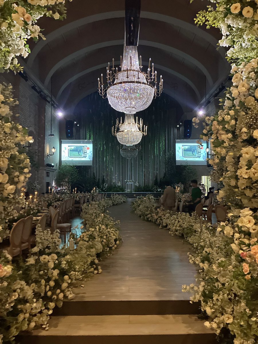akr___689's tweet photo. 【6/28 🇰🇷ワーホリ79日目】
留学時代の友達の結婚式に参加💞
式場も友達も可愛くて幸せ空間🥹
最初の紹介動画、感動して泣いた；；
留学中2級で一緒だった日本人全員で9人いるんだけどなんと奇跡の全員集合😭
日本と韓国とみんなバラバラだから集まれて楽しかった😭🩷
#韓国ワーホリ #akrワーホリ日記 https://t.co/jF5MLxAsly