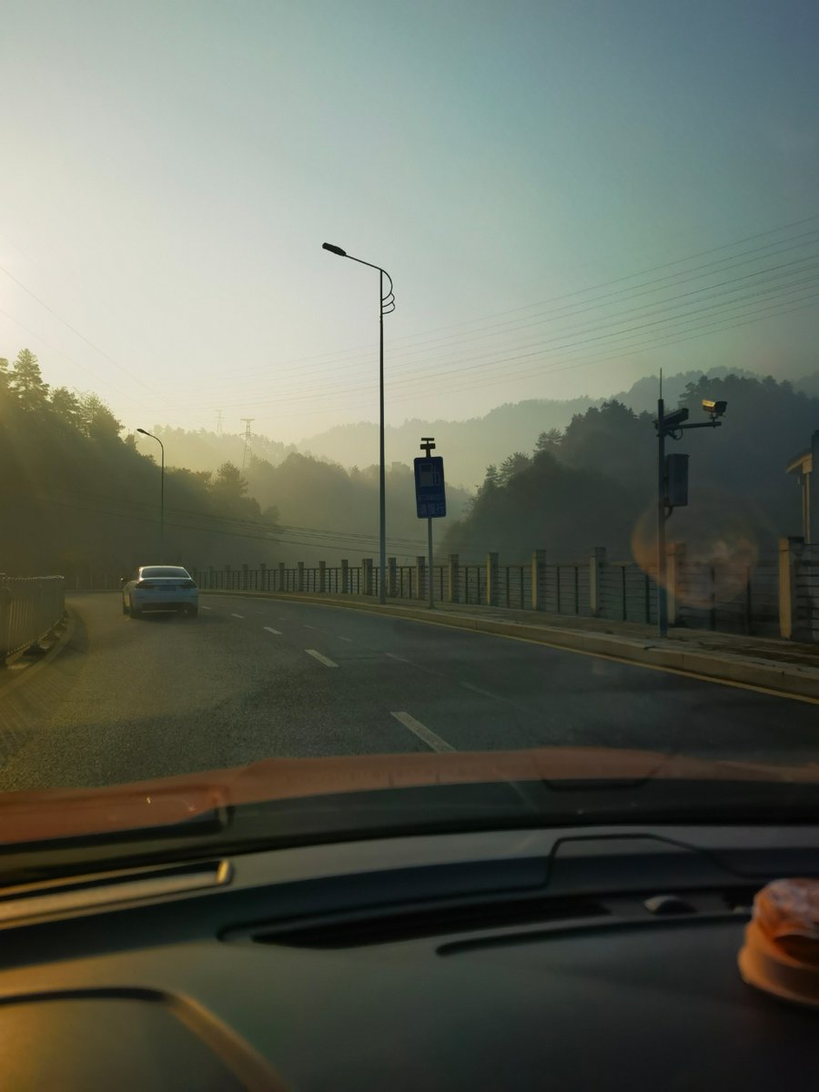 Jenny31471831's tweet photo. Got my 7:30am train to the coastal town! Road’s clear u0026 sun’s up—first stop: fresh seafood at the harbor https://t.co/ztQ7ZYl9xw