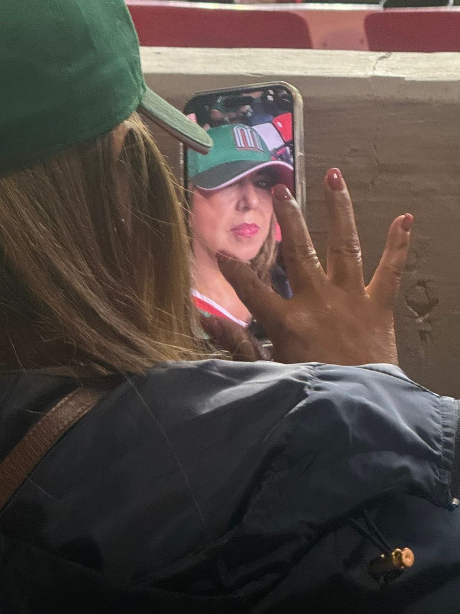 noticiasredmx's tweet photo. Todo puede esperar

Menos el mundial

Eso pensó @Juanita_Carri, ahí después ve lo que ocurre en Cuautitlán

#NoticiasRedMX https://t.co/IIhtzEES1J